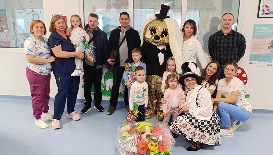 Uskrsni zec i darovi razveselili najmlađe pacijente našičke bolnice