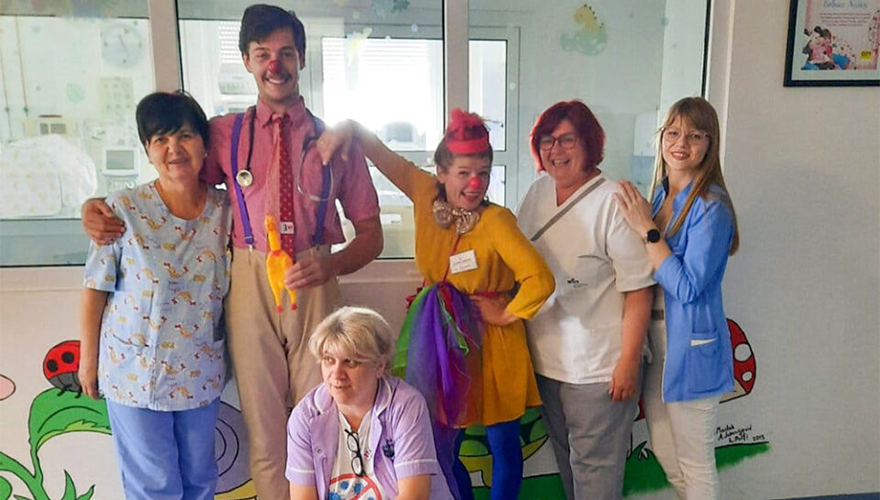CRVENI NOSOVI crtali osmijehe na licima bolesnih i zabrinutih u našičkoj bolnici