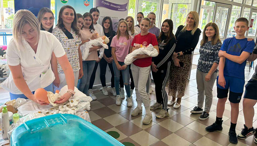 Medicinske sestre i tehničari našičke bolnice posjetili OŠ kralja Tomislava Našice