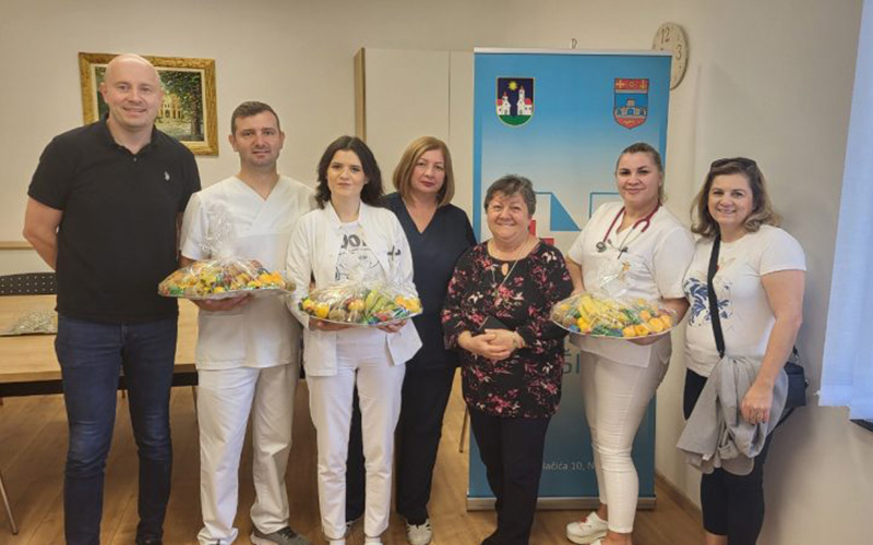 Članice DND a Našice posjetile OŽB Našice i darivale male pacijente naslovna