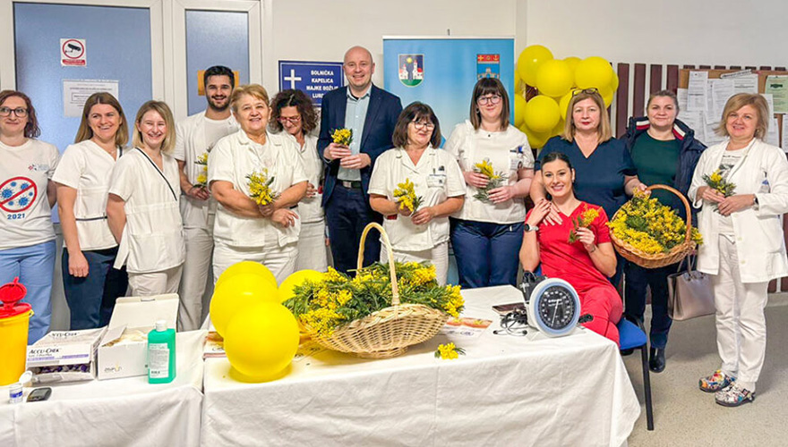 Cvjetovima mimoza i žutim balonima u našičkoj bolnici obilježen Dan mimoza Nacionalni dan borbe protiv raka vrata maternice 01