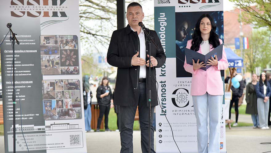 Dan strukovnih zanimanja i jubilarni 20. Sajam vježbeničkih tvrtki učenici Srednje škole Isidora Kršnjavoga Našice predstavili svoja znanja i vještine 03